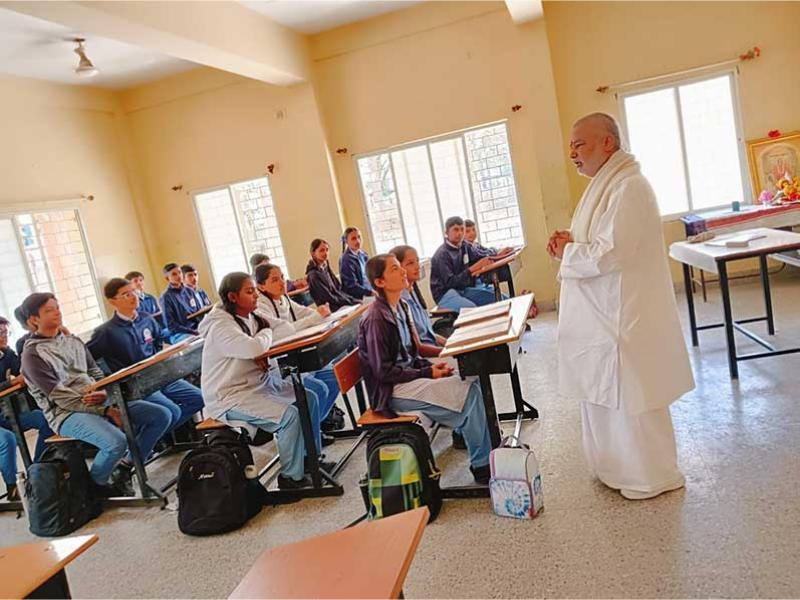 Brahmachari Girish ji visited several classes at Maharishi Centre of Excellence Bengaluru and interacted with teachers and students.
