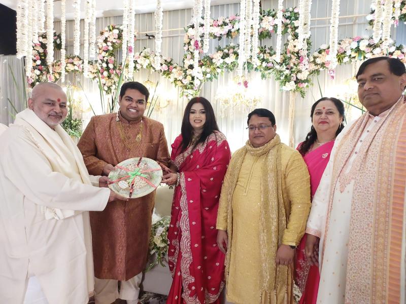 Ved Vidya Martand Brahmachari Girish ji has attended marriage reception of dear Alok and Shruti Shrivastava and given his blessings and best wishes.