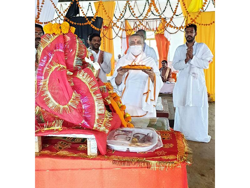 Pujya Brahmachari Girish Ji is performing Maha Aarti in Gurudev Brahmanand Saraswati Ashram Bhopal on the occasion of completion of Navaratra Sahasrachandi Maha Yagya.