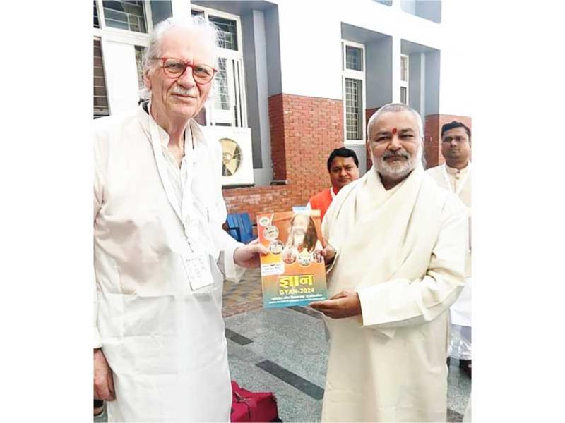 Brahmachari Girish Ji met Dr. Lothar Craner, Former National Leader of Maharishi Organisation at Austria and presented annual magazine of Maharishi Organization Gyan 2024 during visit to 10000 Siddha's assembly for World Peace at Hyderabad.