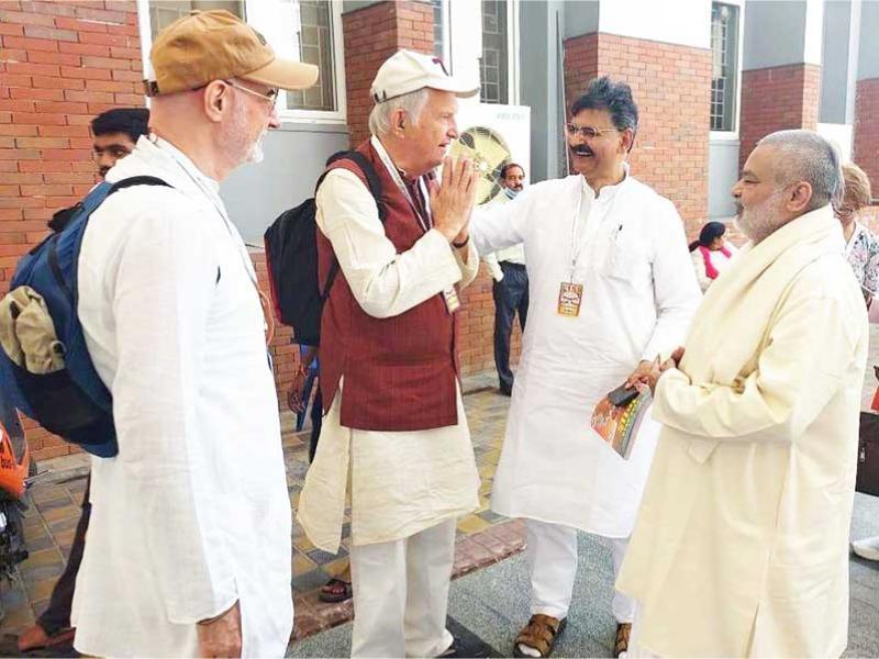 Brahmachari Girish Ji met Dr. Oliver Verner, A medical doctor and great expert on Ayurveda during visit to 10000 Siddha's assembly for World Peace at Hyderabad.