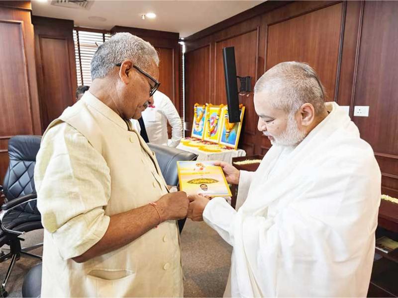  Brahmachari Girish Ji met respected Dr. Krishna Gopal Ji Sah- Sarkaryavahak of RSS in a conference and presented his book Param Pujya Maharishi Mahesh Yogi Ji Ki Deviya Chhatrachhaya mein Brahmachari Girish. Girish ji also briefed about his life with Maharishi ji and also mentioned about all programmes of Maharishi Organization.
