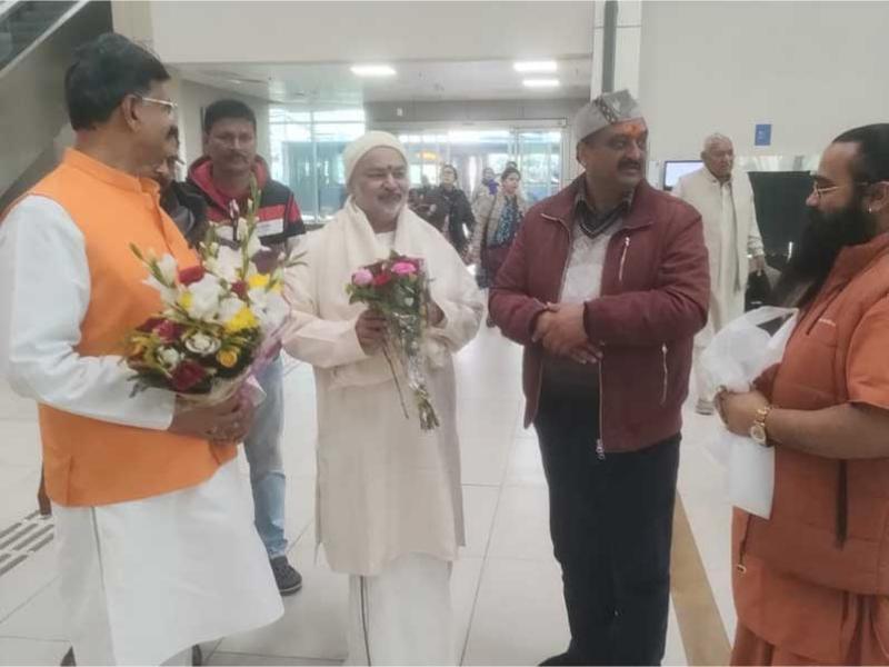 Brahmachari Girish Ji has arrived at Prayagraj airport where he has received grand welcome by a group of Sadhus and Vedic Pundits. 