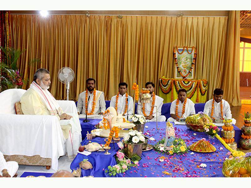 Brahmachari-Girish-Ji-with-Vedic-Pandits-during-Shri-Rudrabhishek-Celebration