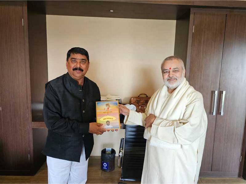 Brahmachari Girish ji met senior professor of Vikram University Ujjain & scientist respected Dr. Pramod Varma ji and presented him book Param Pujya Maharishi Mahesh Yogi ji ki Deviya Chhatrachhaya mein Brahmachari Girish