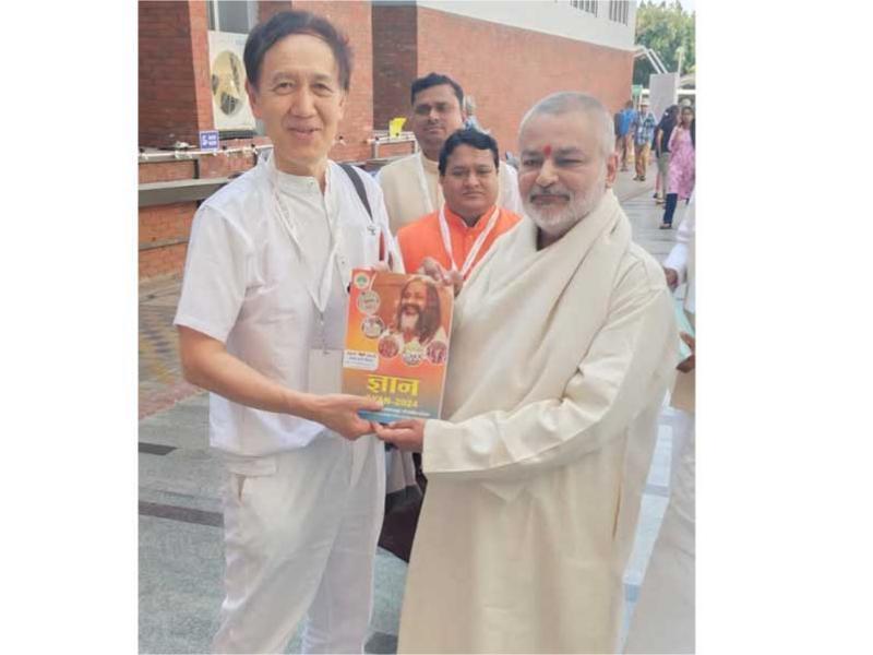 Brahmachari Girish Ji met Dr. Suzuki Sun, Former National Leader and now Raja of Japan of Maharishi Global Country of World Peace and presented annual magazine of Maharishi Organization Gyan 2024 during visit to 10000 Siddha's assembly for World Peace at Hyderabad.