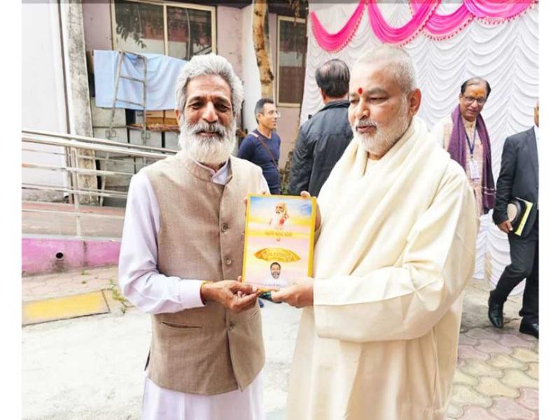 Brahmachari Girish ji has  presented his book Param Pujya Maharishi Mahesh Yogi ki Deviya Chhatra Chhaya me Brahmachari Girish to Shri  Shri Pradeep Sharma ji, a well known media expert who has helped setting up of Maharishi Channel-Maharishi Veda Vision in mid 90s.