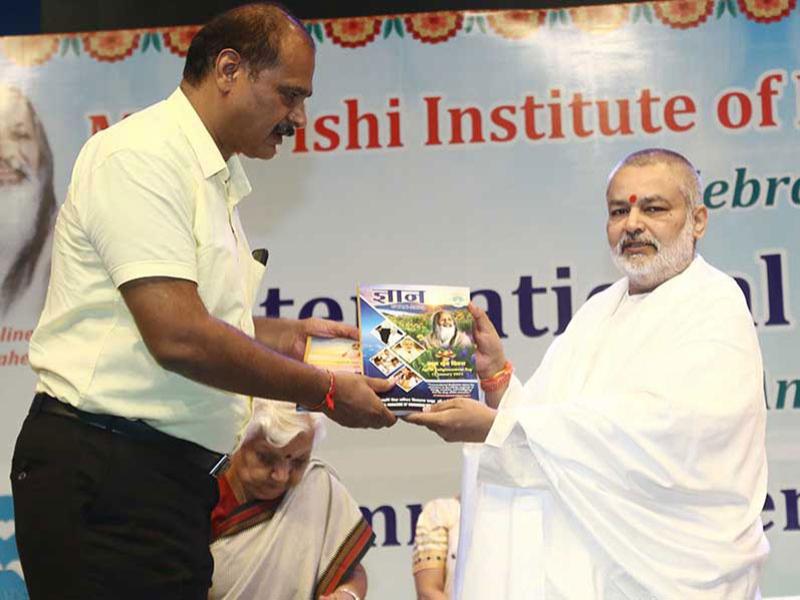 Brahmachari Dr. Girish ji, Chairman of the Educational Institute Group, expressed his views in the program organized to commemorate the International Day of Peace and the beginning of the academic session of Maharishi Institute of Management.