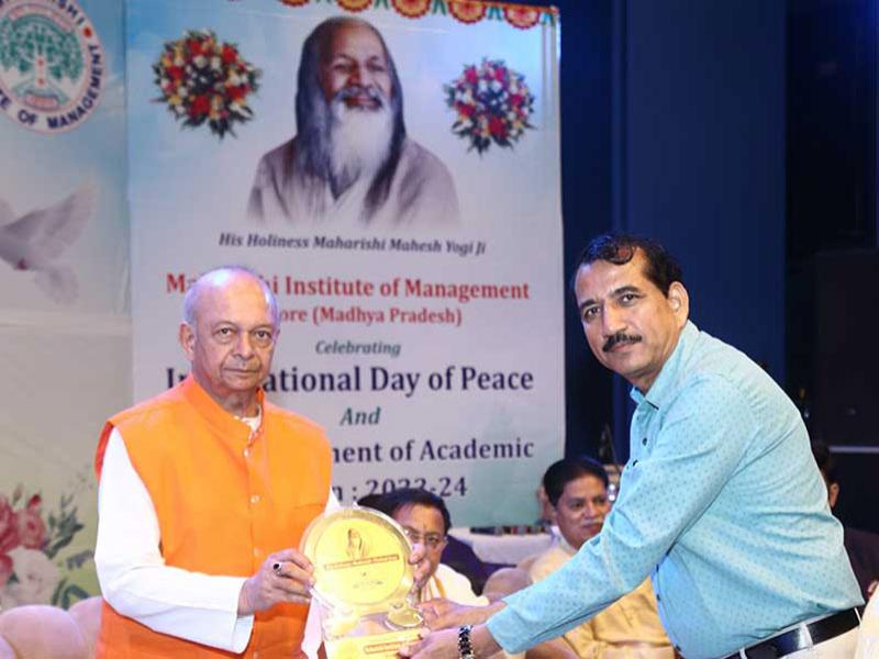 Brahmachari Dr. Girish ji, Chairman of the Educational Institute Group, expressed his views in the program organized to commemorate the International Day of Peace and the beginning of the academic session of Maharishi Institute of Management.