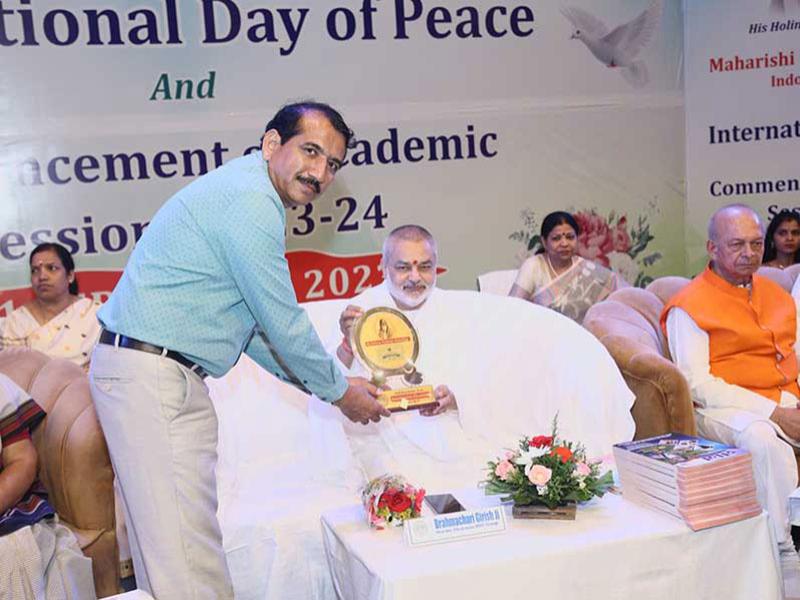 Brahmachari Dr. Girish ji, Chairman of the Educational Institute Group, expressed his views in the program organized to commemorate the International Day of Peace and the beginning of the academic session of Maharishi Institute of Management.