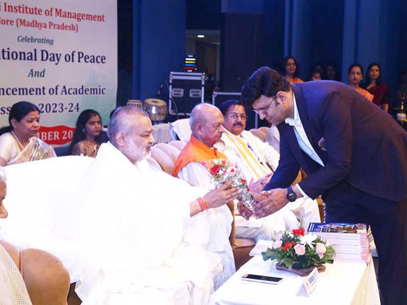 Brahmachari Dr. Girish ji, Chairman of the Educational Institute Group, expressed his views in the program organized to commemorate the International Day of Peace and the beginning of the academic session of Maharishi Institute of Management.