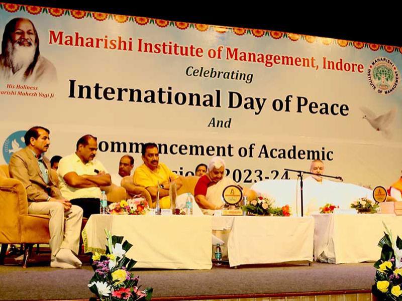 Brahmachari Dr. Girish ji, Chairman of the Educational Institute Group, expressed his views in the program organized to commemorate the International Day of Peace and the beginning of the academic session of Maharishi Institute of Management.