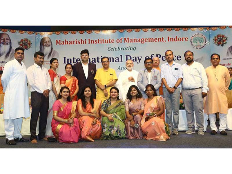 Brahmachari Dr. Girish ji, Chairman of the Educational Institute Group, expressed his views in the program organized to commemorate the International Day of Peace and the beginning of the academic session of Maharishi Institute of Management.