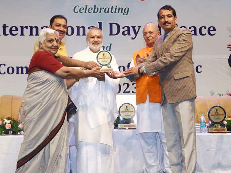 Brahmachari Dr. Girish ji, Chairman of the Educational Institute Group, expressed his views in the program organized to commemorate the International Day of Peace and the beginning of the academic session of Maharishi Institute of Management.