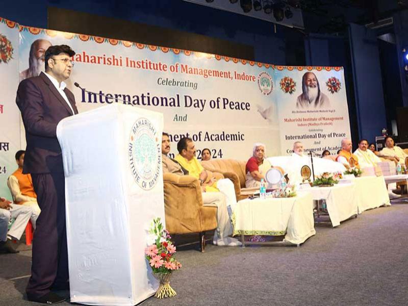 Brahmachari Dr. Girish ji, Chairman of the Educational Institute Group, expressed his views in the program organized to commemorate the International Day of Peace and the beginning of the academic session of Maharishi Institute of Management.