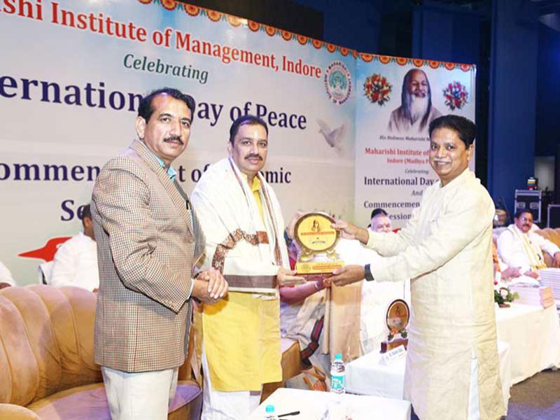 Brahmachari Dr. Girish ji, Chairman of the Educational Institute Group, expressed his views in the program organized to commemorate the International Day of Peace and the beginning of the academic session of Maharishi Institute of Management.