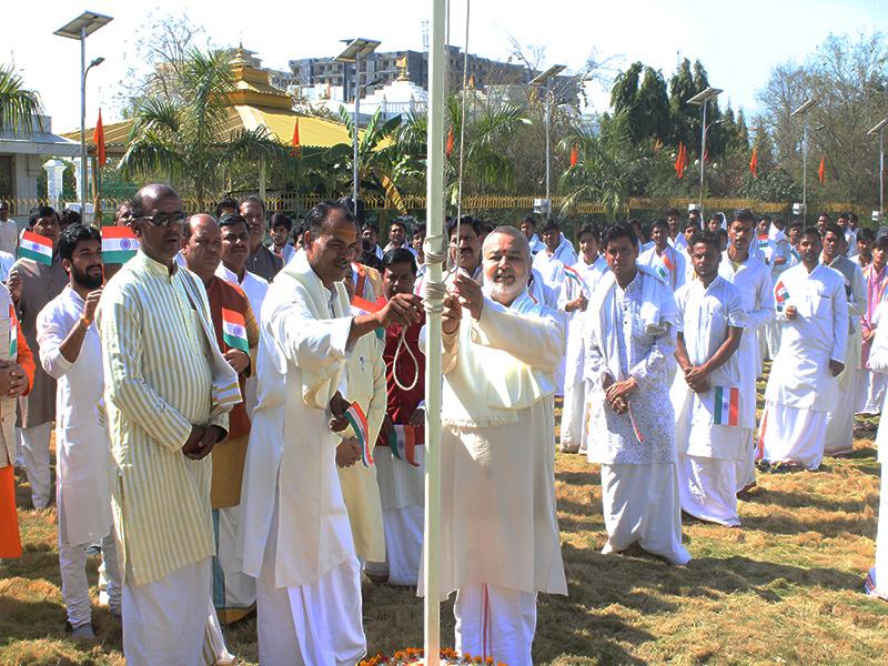 Brahmachari Girish Ji has hoisted Indian Flag on the auspicious day of Republic Day of India with Maharishi Vedic Pundits at Gurudev Brahmanand Saraswati Ashram, Chhan, Bhopal.
Brahmachari Ji congratulated every one and invited all to create a positive atmosphere of peace, prosperity, happiness, harmony, invincible defence and evolutionary growth of Ved Bhumi, Punya Bhumi, Dev Bhumi pratibha-rat Bharat-our beloved Bharat Mata and all dear citizens. Girish Ji further said that whole humanity will progress with the progress of India and all future generations will be able to enjoy blissful life, they will be indebted to India forever.