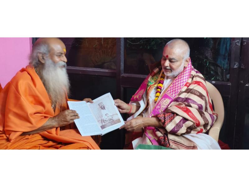 ब्रह्मचारी गिरीश जी ने गोवर्धन, वृन्दावन में गोवर्धन श्री पीठाधीश्वर परमहंस पूज्य स्वामी श्री ज्ञानानन्द सरस्वती जी महाराज के दर्शन श्री अशोक अरोरा एवं श्री रामदेव जी के साथ किये।