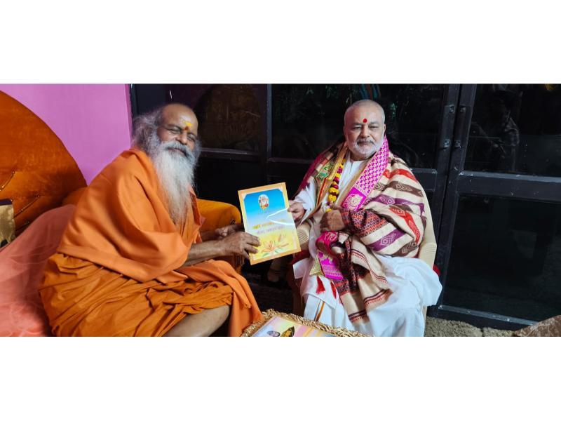 ब्रह्मचारी गिरीश जी ने गोवर्धन, वृन्दावन में गोवर्धन श्री पीठाधीश्वर परमहंस पूज्य स्वामी श्री ज्ञानानन्द सरस्वती जी महाराज के दर्शन श्री अशोक अरोरा एवं श्री रामदेव जी के साथ किये।