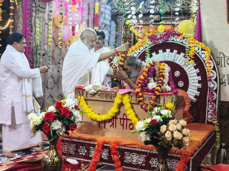 ब्रह्मचारी गिरीश जी ने गोवर्धन, वृन्दावन में गोवर्धन श्री पीठाधीश्वर परमहंस पूज्य स्वामी श्री ज्ञानानन्द सरस्वती जी महाराज के दर्शन श्री अशोक अरोरा एवं श्री रामदेव जी के साथ किये।