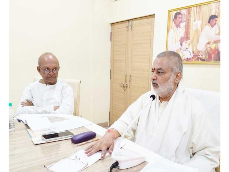 A planning session was organised with senior Vaidyas, Professors and Experts of Ayurveda at Bhopal to create disease free society, the divine wish of His Holiness Maharishi Mahesh Yogi Ji. Vaidya Shri Madhusudan Deshpande Ji and his team has presented detailed MAHA planning to implement the programme very soon on large scale for the perfect health of society at large. The session was presided by Brahmachari Girish Ji, who has emphasised immediate need of brining knowledge of Ayurveda in order to create disease free society.