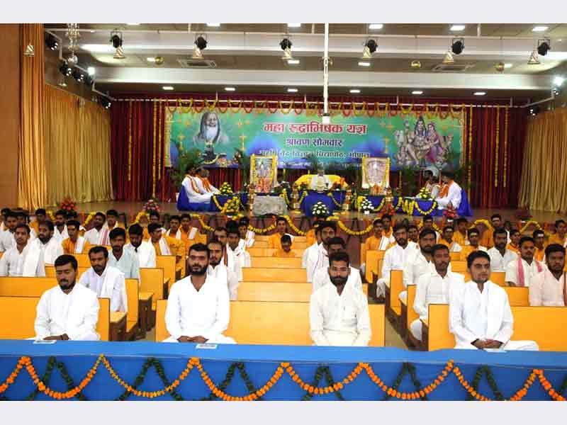 Maharudrabhishek Yagya was performed by Brahmachari Girish Ji with 121 Maharishi Vedic Pundits in Bhopal on second Shravan Somwar today, 25th July 2022.