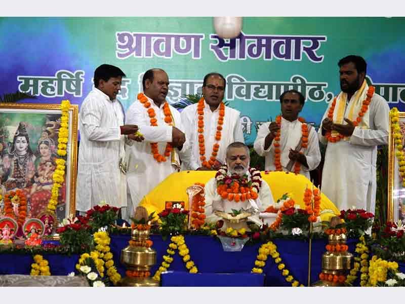 Maharudrabhishek Yagya was performed by Brahmachari Girish Ji with 121 Maharishi Vedic Pundits in Bhopal on second Shravan Somwar today, 25th July 2022.