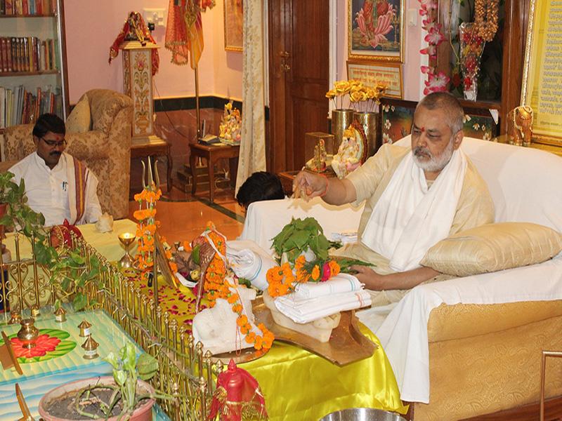 Rudrabhishek at Gurudev Brahmanand Saraswati Ashram

Maha Media 29 April 2019
Rudrabhishek was performed by Brahmachari Girish Ji in presence of Vedic Pundits, staff and guests at Gurudev Brahmanand Sarawati Ashram, Bhojpur Road, Bhopal on second auspicious Shravan Somwar. 
Brahmachari Ji said that 