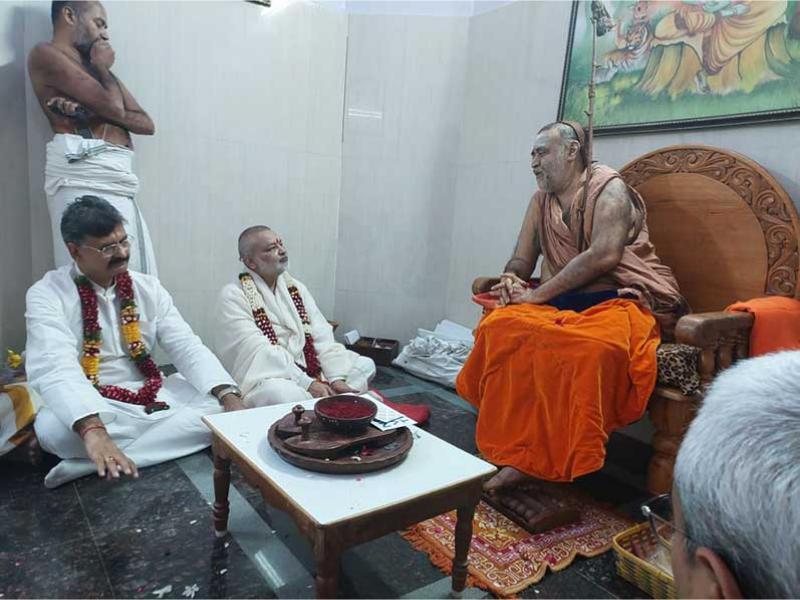 Got darshan and blessings of Shri Kanchi Kamkoti Jagatguru Shankaracharya Swami Vijayendra Saraswati Ji Maharaj at Hyderabad. Maharaj Shri has given his kind blessings and emphasised the need of Vedic Education on much larger scale in India and world wide in the interest of the citizens of the world.