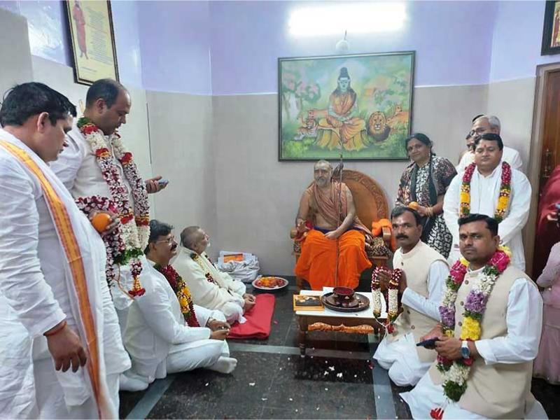 Got darshan and blessings of Shri Kanchi Kamkoti Jagatguru Shankaracharya Swami Vijayendra Saraswati Ji Maharaj at Hyderabad. Maharaj Shri has given his kind blessings and emphasised the need of Vedic Education on much larger scale in India and world wide in the interest of the citizens of the world.