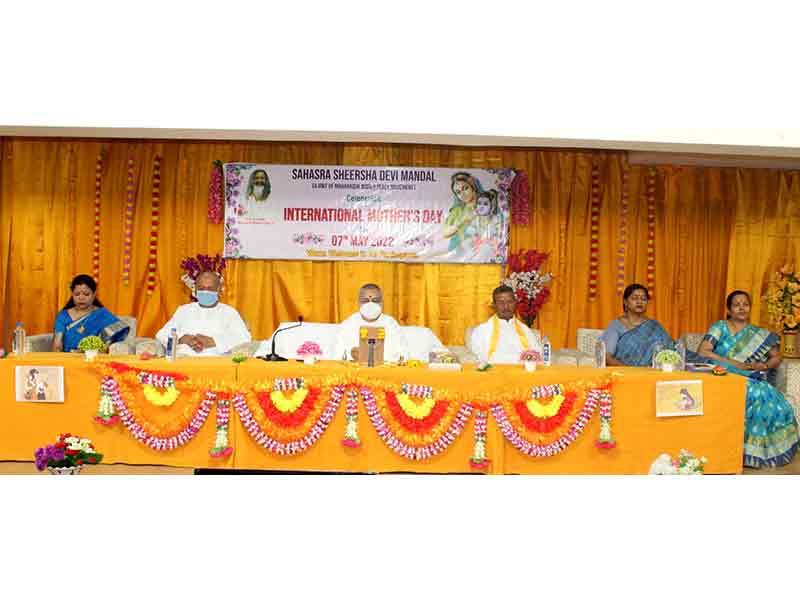 Pujya Brahmachari Girish ji addressed the audience on the occasion of International Mother's Day celebration organsed by Sahasra Sheersha Devi Mandal (unit of Maharishi World Peace Movement) at Maharishi Vedic Sanskritik Kendra Bhopal.