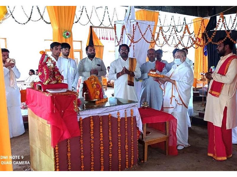 Brahmachari Girish Ji is performing Maha Aarti in Gurudev Brahmanand Saraswati Ashram Bhopal on the occasion of completion of Navaratra Sahasrachandi Maha Yagya.