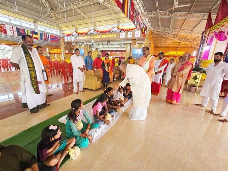 Brahmachari Girish Ji has performed Kanya puja and Kumari puja on Shri Durga Navami, followed by Kanya Bhoj. 