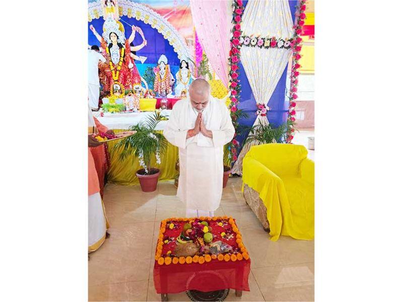 Brahmachari Girish Ji has performed Kanya puja and Kumari puja on Shri Durga Navami, followed by Kanya Bhoj. 