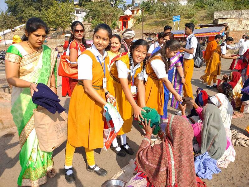 MVM l Jabalpur students celebrated 'Children Day' in a memorable way i.e helping the needy people by distributing warm clothes.