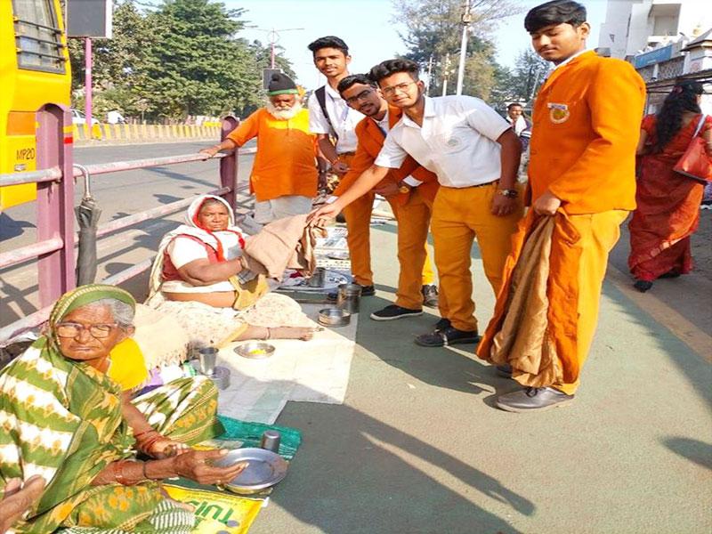 MVM l Jabalpur students celebrated 'Children Day' in a memorable way i.e helping the needy people by distributing warm clothes.