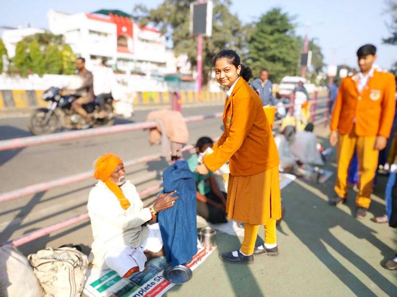 MVM l Jabalpur students celebrated 'Children Day' in a memorable way i.e helping the needy people by distributing warm clothes.