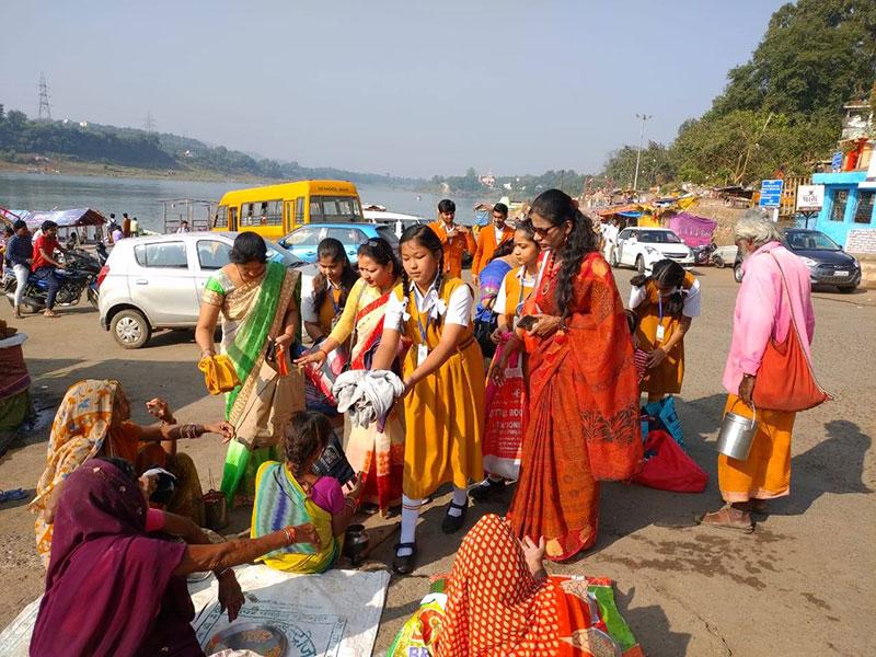 MVM l Jabalpur students celebrated 'Children Day' in a memorable way i.e helping the needy people by distributing warm clothes.