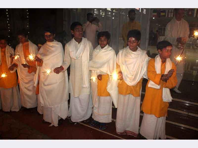 Pujya Brahmachari Girish Ji performed Shri Maha Lakshmi Pujan at Gurudev Brahmanand Saraswati Ashram Bhopal