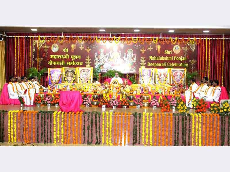 Pujya Brahmachari Girish Ji performed Shri Maha Lakshmi Pujan at Gurudev Brahmanand Saraswati Ashram Bhopal