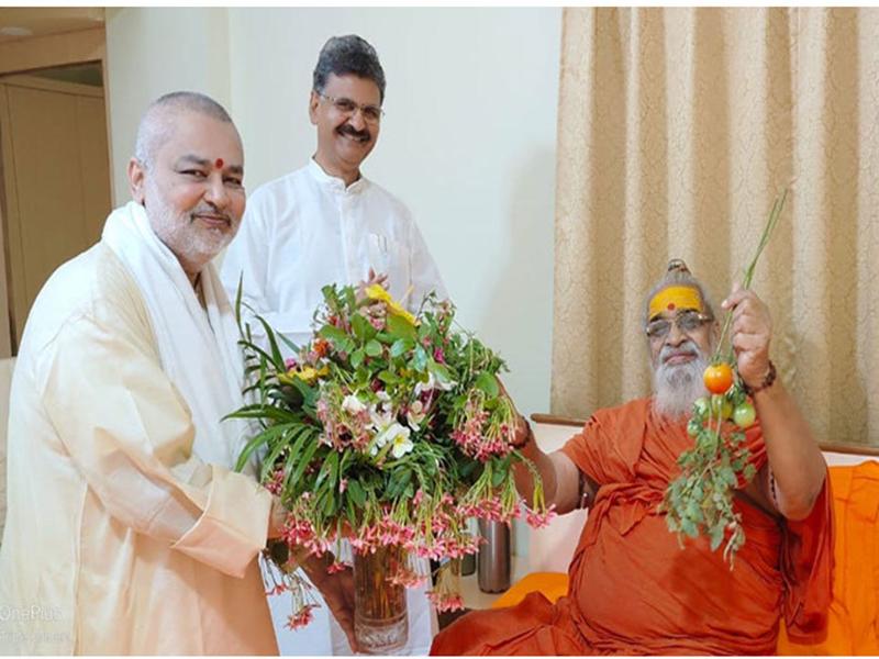 Brahmachari Girish Ji presented fresh flowers and vegetables to Shankaracharya Maharaj Ji today at MBR.
