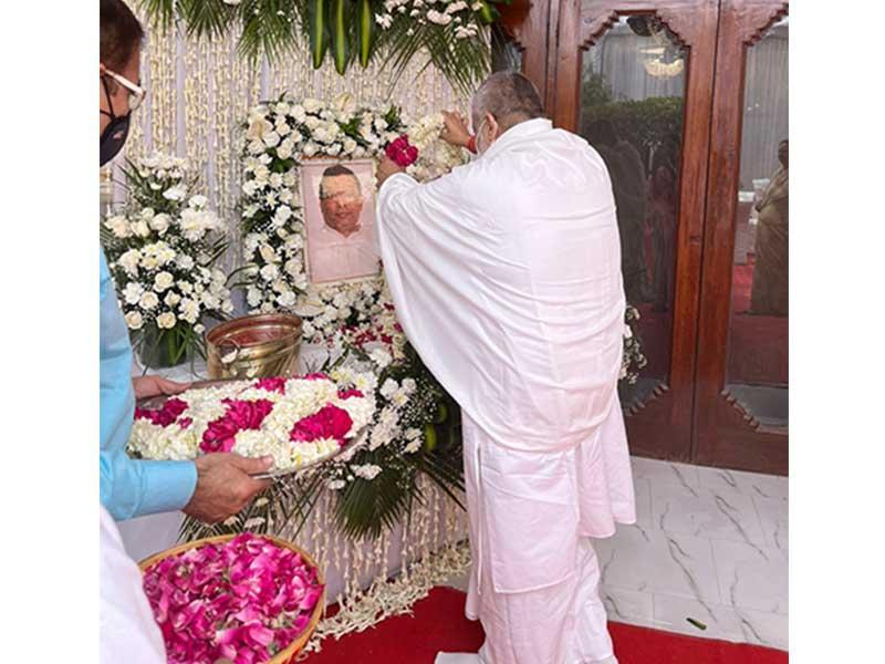 Brahmachari Girish Ji offered Shradhanjali to Shri Anand Ji on behalf of all Maharishi Organisations on the occasion of 