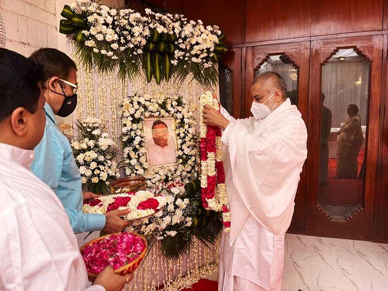 Brahmachari Girish Ji offered Shradhanjali to Shri Anand Ji on behalf of all Maharishi Organisations on the occasion of 