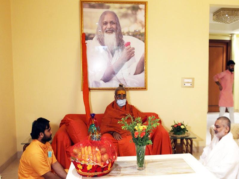 Brahmachari Girish ji has performed puja and received divine blessings of Anant Shri Vibhushit Jyotishpeethadheeshwar Jagatguru Shankaracharya Swami Vasudavanand ji Maharaj on the day of Internatiinal Yoga Day celebration.