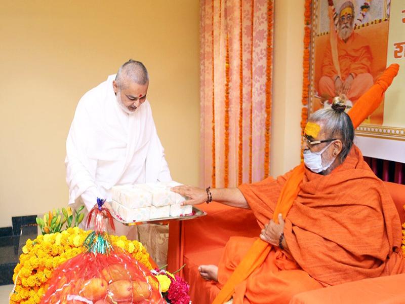 Brahmachari Girish ji has performed puja and received divine blessings of Anant Shri Vibhushit Jyotishpeethadheeshwar Jagatguru Shankaracharya Swami Vasudavanand ji Maharaj on the day of International Yoga Day celebration.