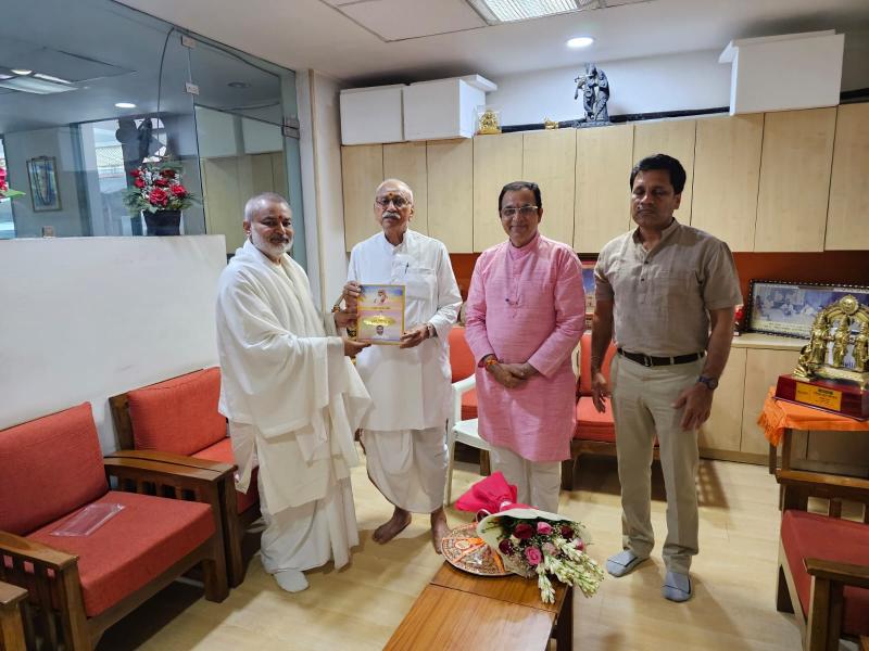 Brahmachari Girish Ji met Honourable Shri Dinesh Chandra Ji, Sanrakshak (Patron) of Vishwa Hindu Parishad. Honorable Dinesh ji is very simple, gentle, soft-spoken, knowledgeable about Indian Vedic wisdom and traditions and a serious thinker for the betterment of entire Hindu society. He kindly gave his valuable time to get information about Maharishi Ji's plans and programmes and extended his best wishes for the success of all the programmes. Brahmachari ji presented his new book 