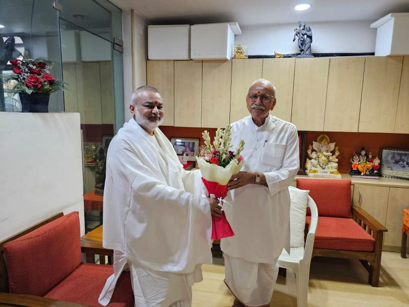 Brahmachari Girish Ji met Honourable Shri Dinesh Chandra Ji, Sanrakshak (Patron) of Vishwa Hindu Parishad. Honorable Dinesh ji is very simple, gentle, soft-spoken, knowledgeable about Indian Vedic wisdom and traditions and a serious thinker for the betterment of entire Hindu society. He kindly gave his valuable time to get information about Maharishi Ji's plans and programmes and extended his best wishes for the success of all the programmes. Brahmachari ji presented his new book 