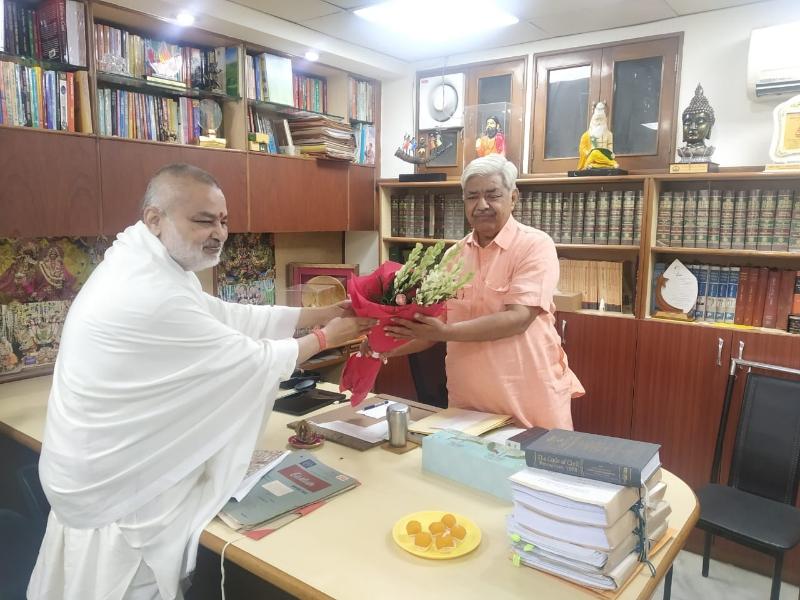 Brahmachari Girish Ji met Honourable Shri Alok Kumar Ji, President of Vishwa Hindu Parishad. Shri Alok Ji is also a very senior Lawyer in Hon'ble Supreme Court of Bharat. Plans for overall development of all citizens of Bharat were discussed.  Brahmachari ji presented his new book 