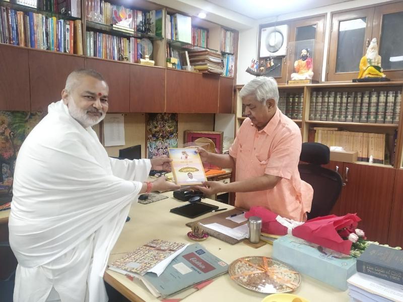 Brahmachari Girish Ji met Honourable Shri Alok Kumar Ji, President of Vishwa Hindu Parishad. Shri Alok Ji is also a very senior Lawyer in Hon'ble Supreme Court of Bharat. Plans for overall development of all citizens of Bharat were discussed.  Brahmachari ji presented his new book 