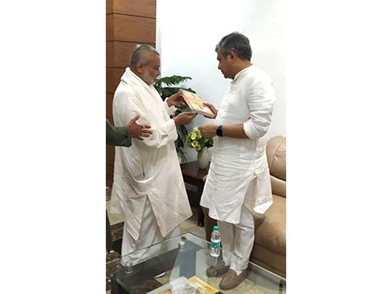 Brahmachari Girish Ji met Honorable Union Railway Minister Shri Ashwini Vaishnaw Ji . Brahmachari ji briefed Honourable Minister about the programmes and activities of Maharishi Organisation and presented his new book 